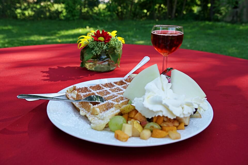 Strausseneiwaffel auf der Jagsttalranch Gerabronn in Hohenlohe