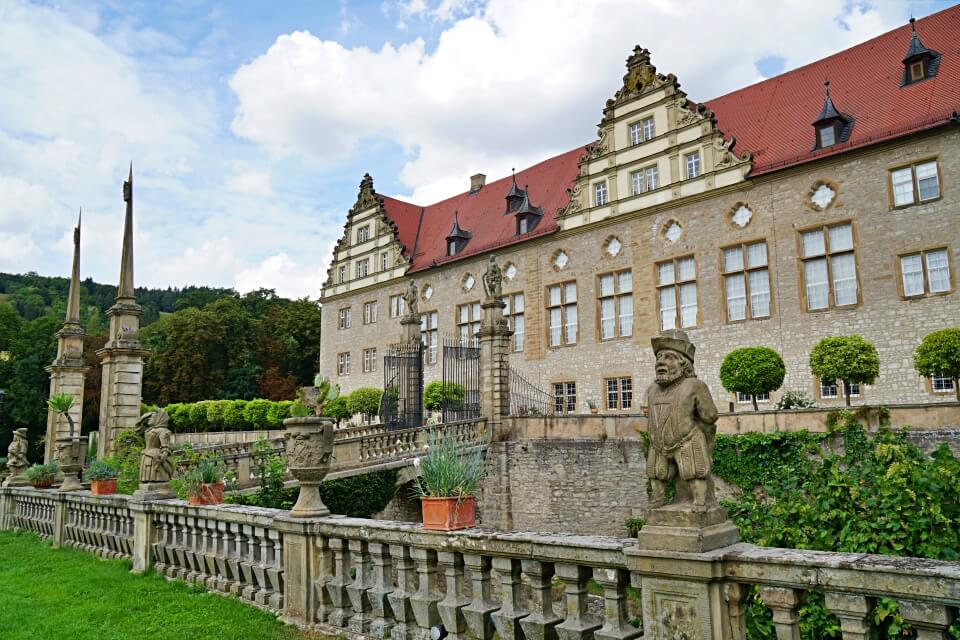 Schloss Weikersheim mit der Zwergengalerie im Schlossgarten