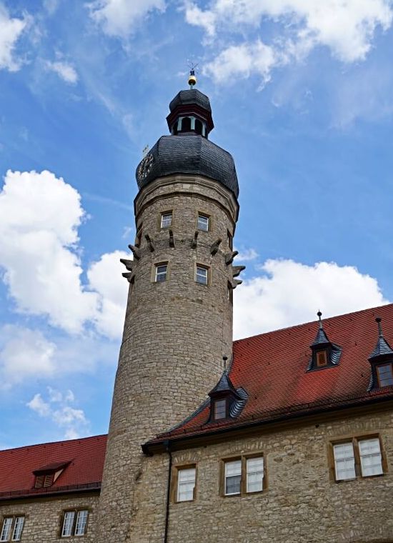 Der mittelalterliche Turm der Wasserburg auf Schloss Weikersheim