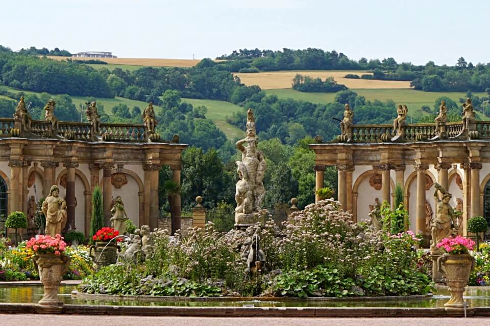 Schlossgarten mit Brunnen und Steinskulpturen in Weikersheim im lieblichen Taubertal