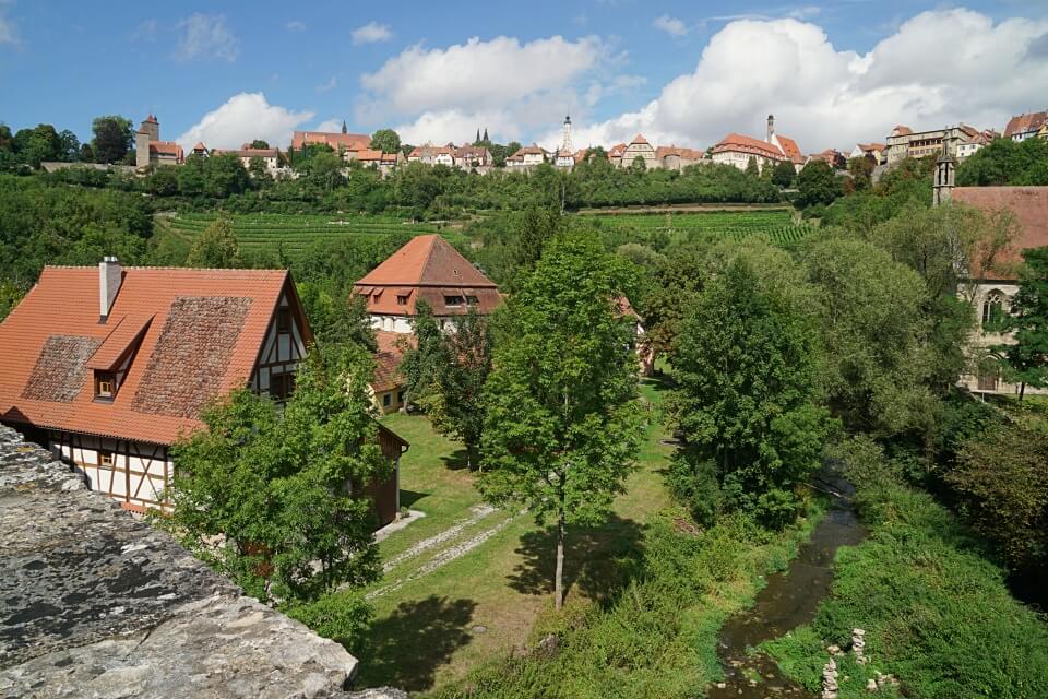 Ausblick von der Doppelbruecke im Taubertal auf Rothenburg 