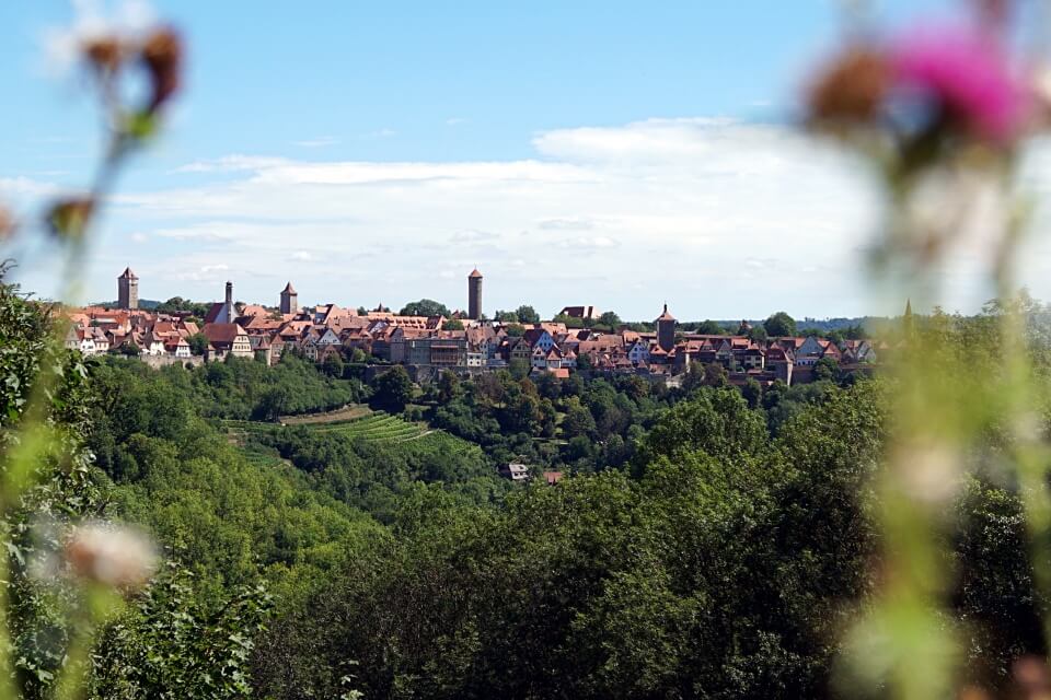 Ausblick auf dem Panoramaweg beim Wandern um Rothenburg ob der Tauber