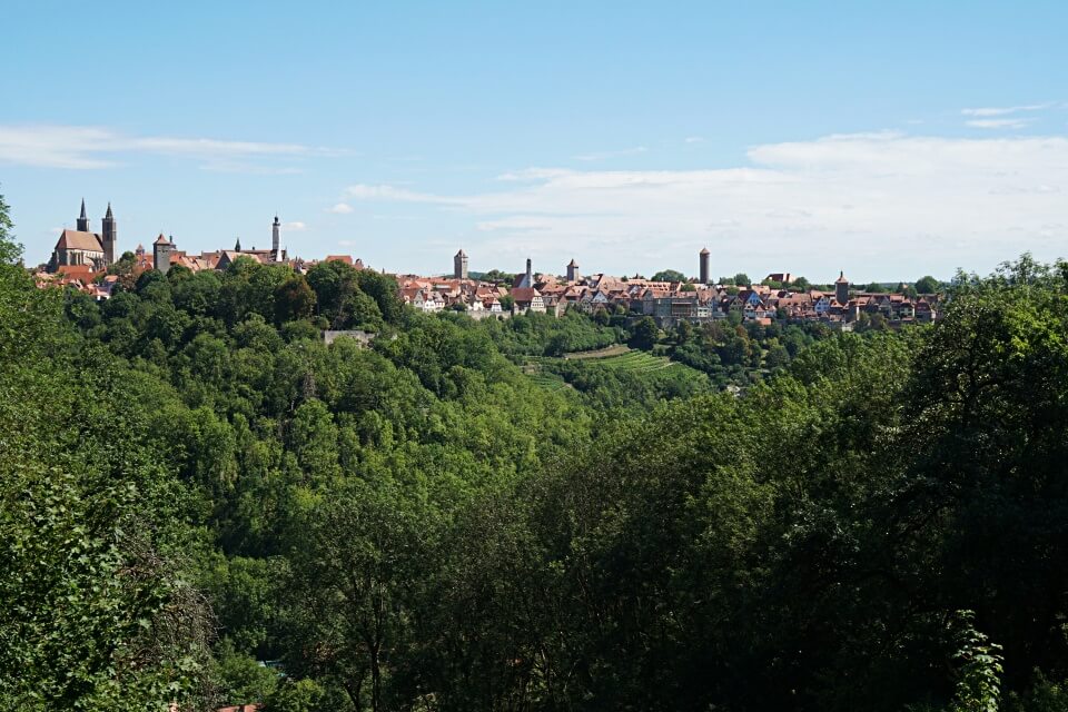 Ausblick vom Panoramaweg auf Rothenburg ob der Tauber