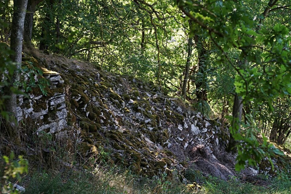 Steinriegel im Steibachtal beim Wandern um Rothenburg ob der Tauber