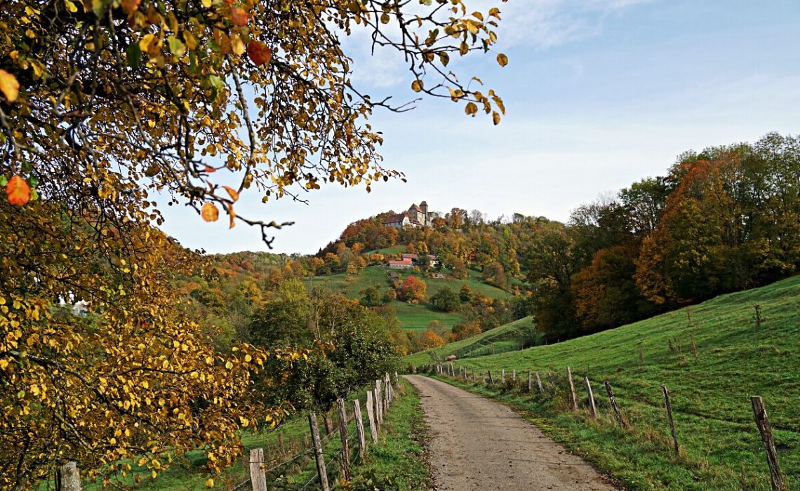 Wandern im Kochertal zur Burg Tierberg in Hohenlohe
