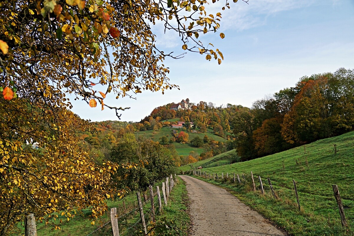 Wandern im Kochertal zur Burg Tierberg in Hohenlohe