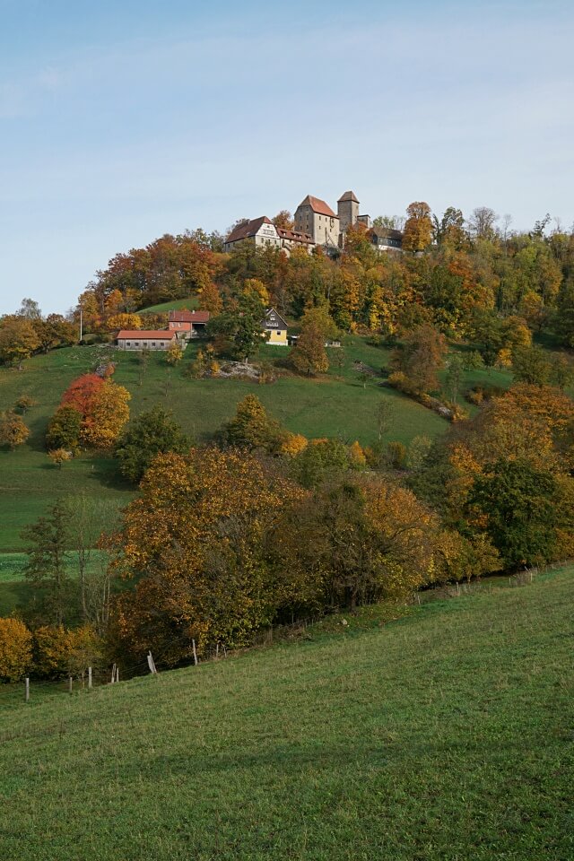 Schloss Tierberg im Herbst