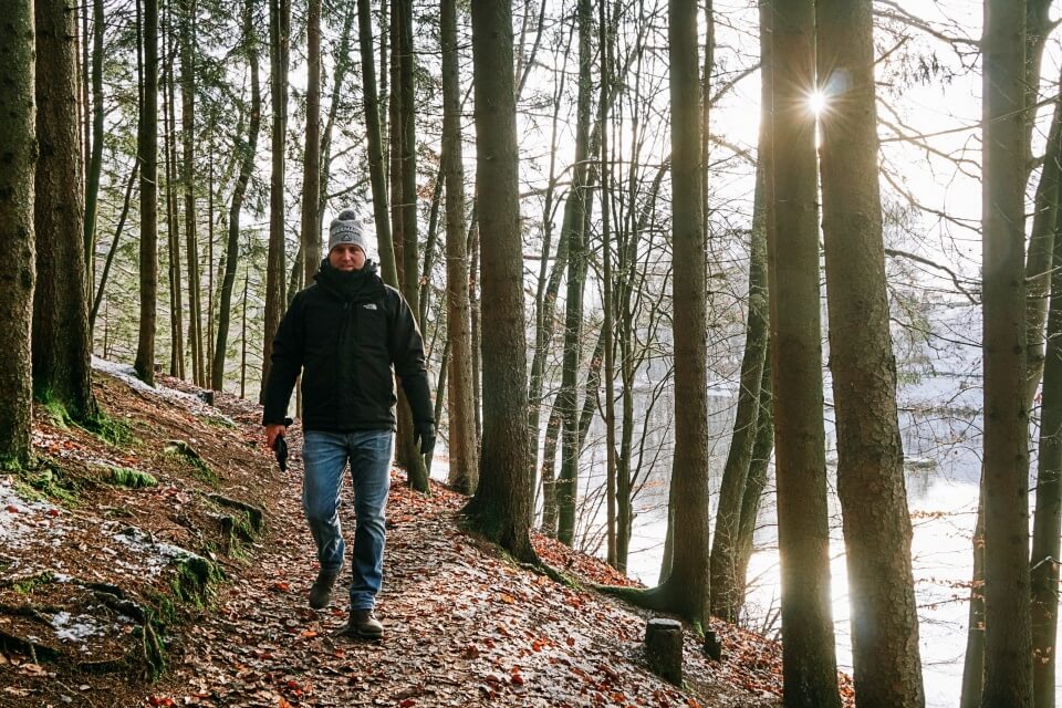 Wandern um den Finsterroter See in Wuestenrot im Winter 