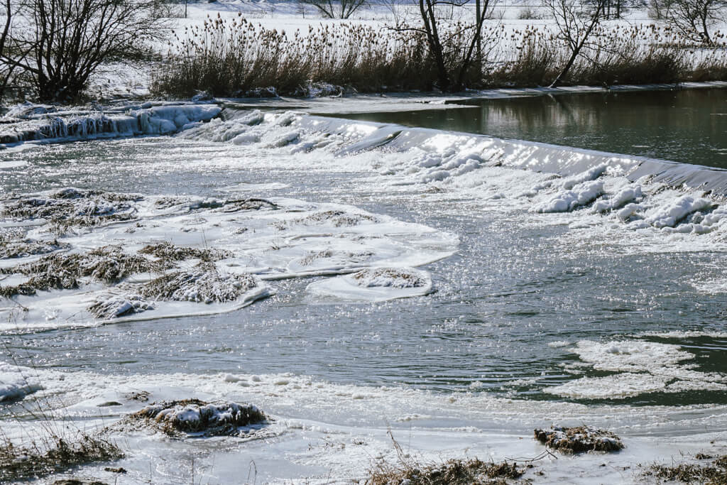 Das Wehr an der Jagst in Unterregenbach in Hohenlohe