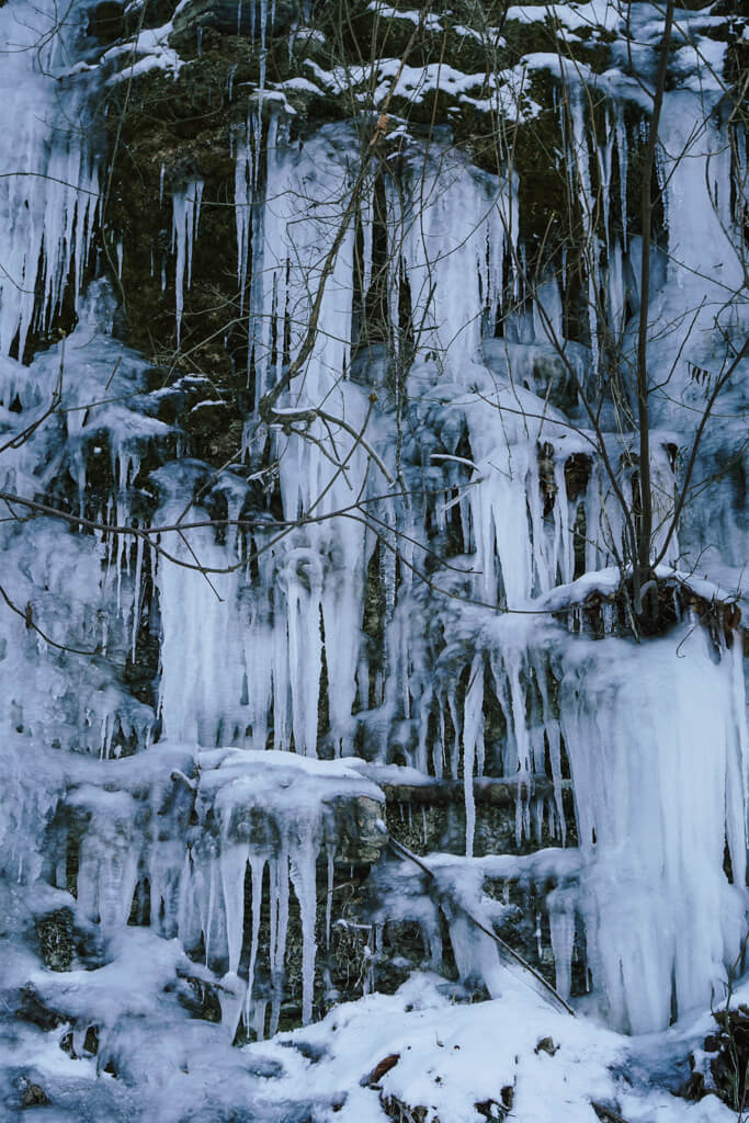 Eiszapfen im Muschelkalk der Jagst beim wandern in Hohenlohe