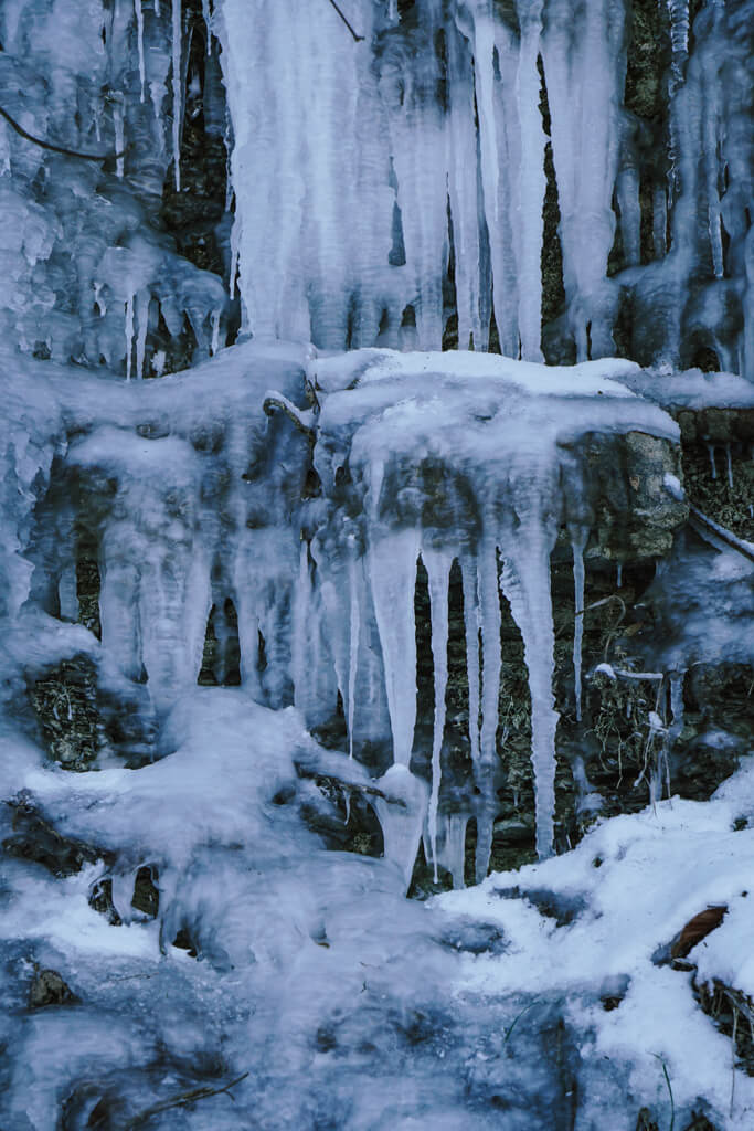 Eiszapfen im Muschelkalk beim Winterwandern im Jagsttal