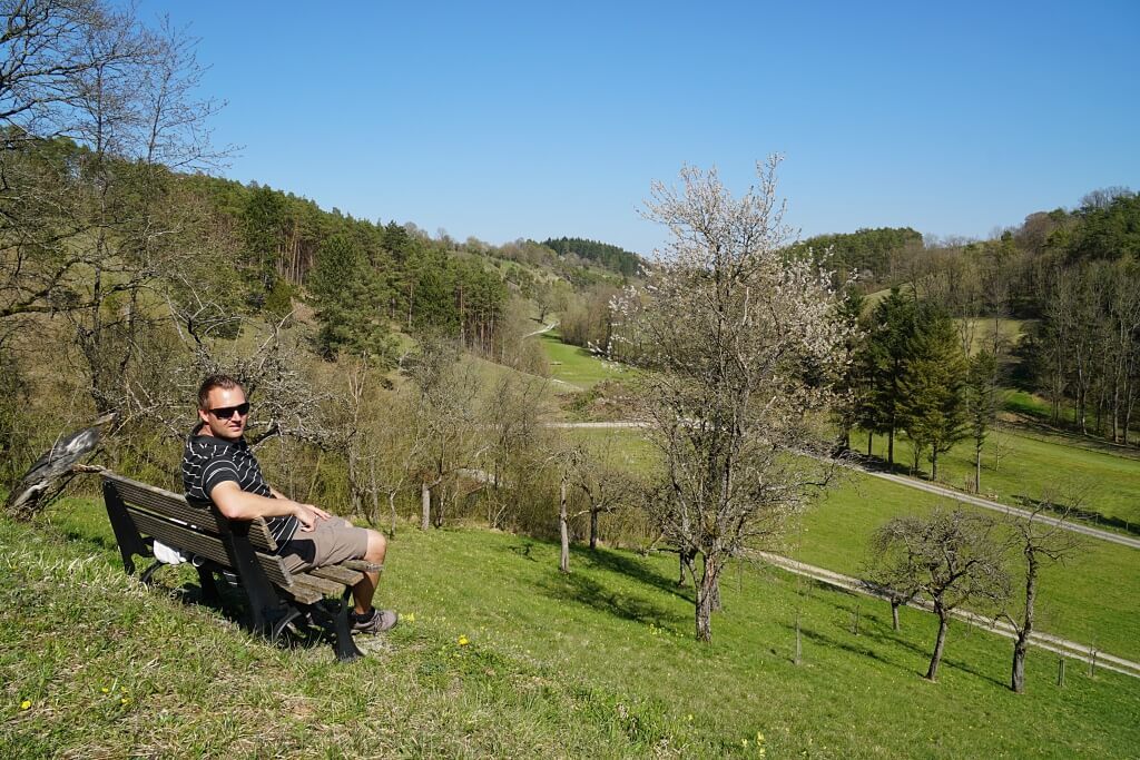 Pause beim Wandern mit Blick ins Messbachtal