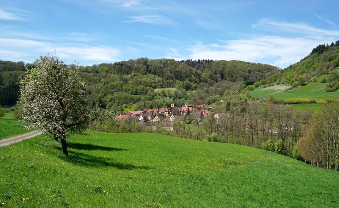 Wandern auf dem Pfad der Stille im Jagsttal von Buchenbach nach Unterregenbach