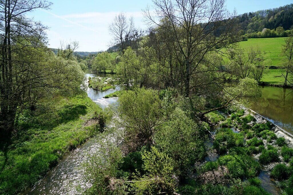 Die Jagst in Buchenbach beim Wandern auf dem Pfad der Stille Mulfingen