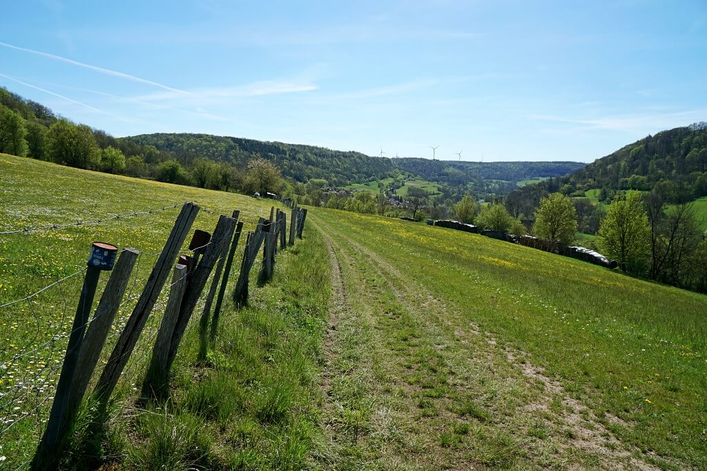 Wiesenweg nach Eberbach auf dem Pfad der Stille im Jagsttal 