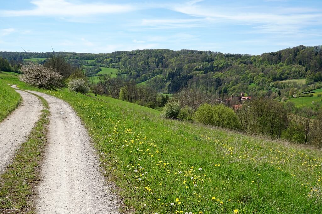 Wandern mit Ausblick nach Unterregenbach im Jagsttal in Hohenlohe