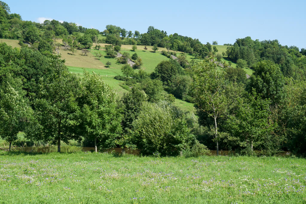 Steinriegel auf dem Kocher-Jagst-Radweg im Jagsttal