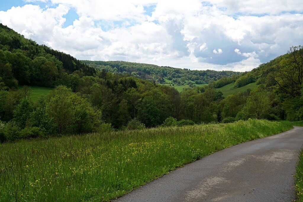 Blick ins Jagsttal beim Wandern durch das Roetelbachtal 