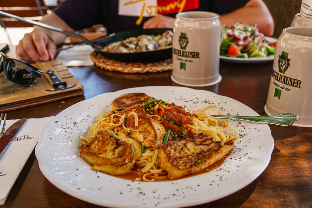 Mittagessen im Biergarten der Burg Wertheim auf unserem Tagesausflug ins Taubertal