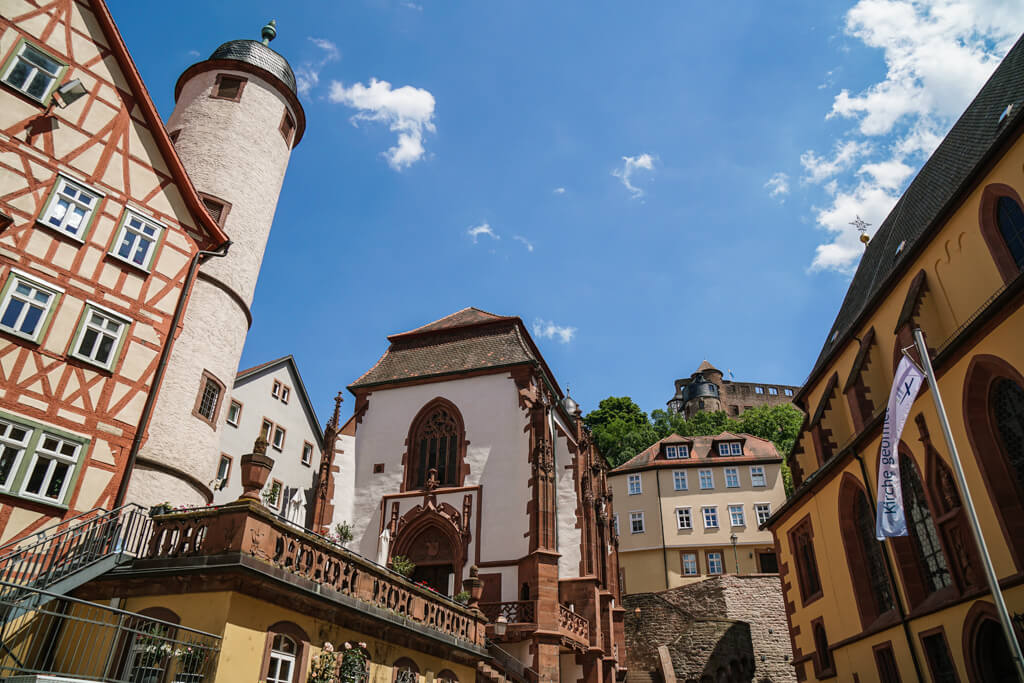 Blick von der Altstadt hinauf zur Burg Wertheim