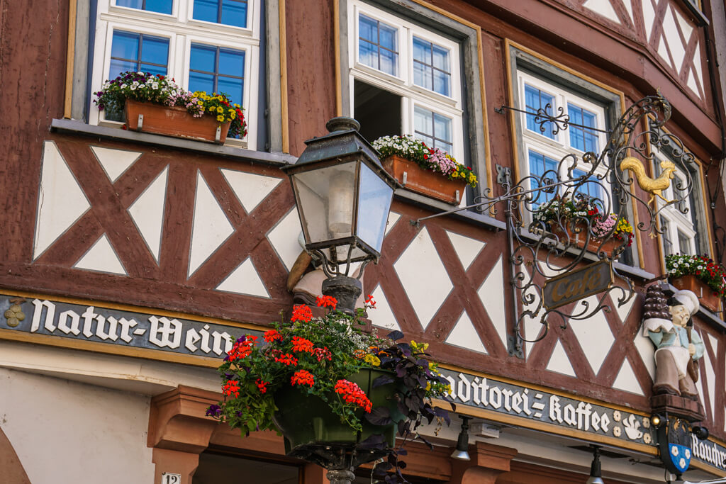 Fachwerkhaus auf dem Marktplatz von Wertheim am Main im Taubertal