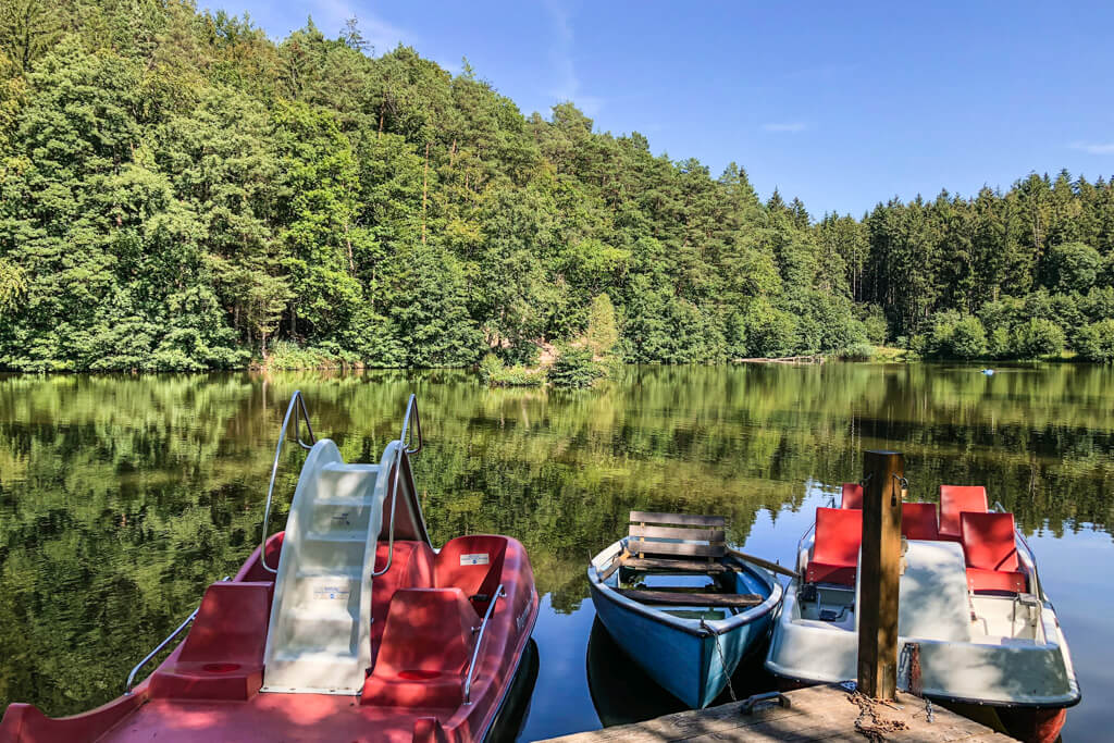 Tretboote und Ruderboot auf dem Finsterroter See