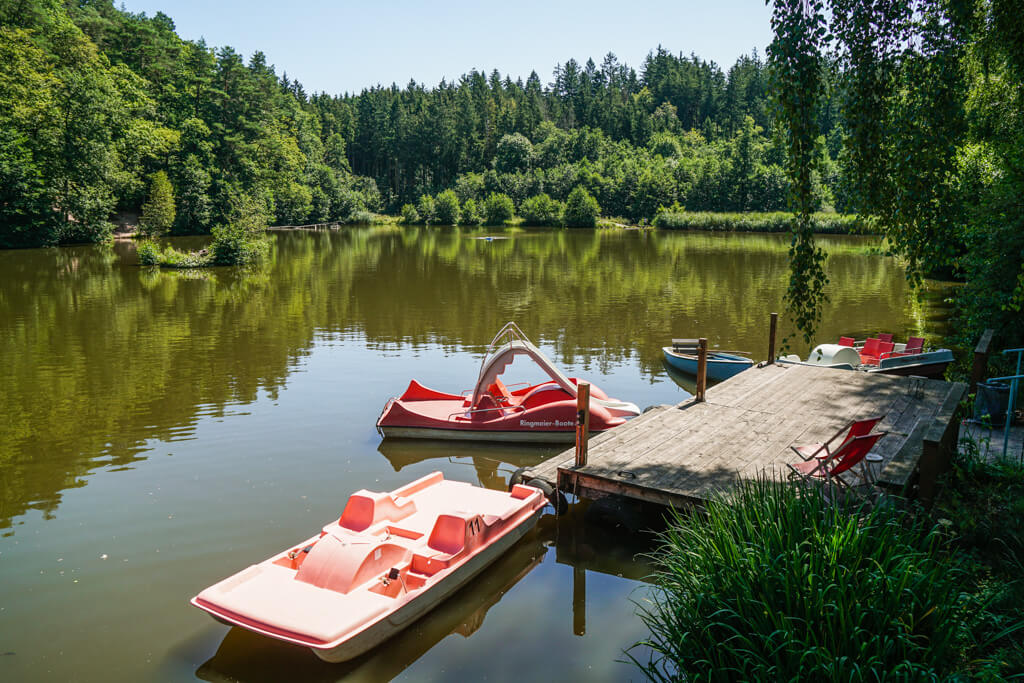 Ruderboot oder Tretbootfahren auf dem Finsterroter See