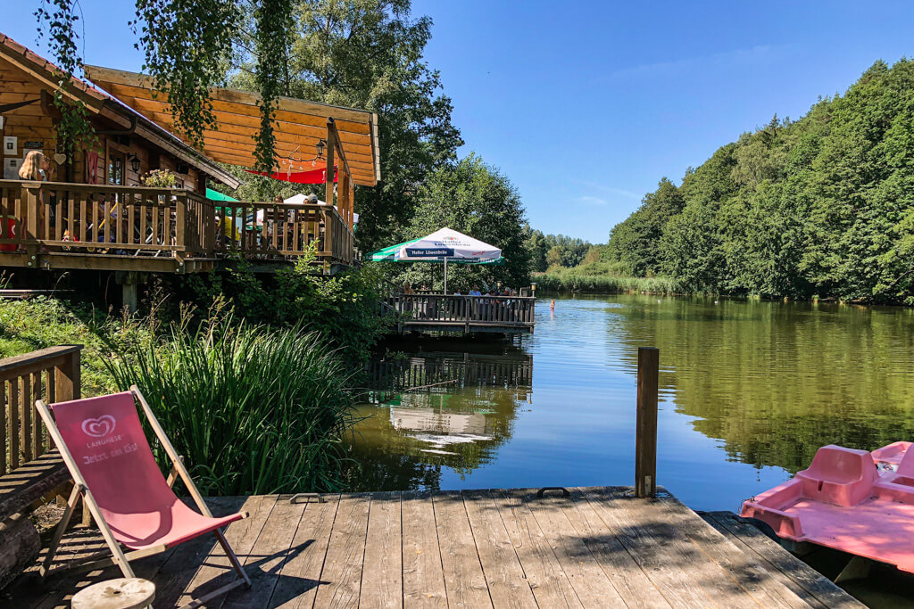 Auf der Seeterrasse des Kiosk sitzt man herrlich direkt am Wasser