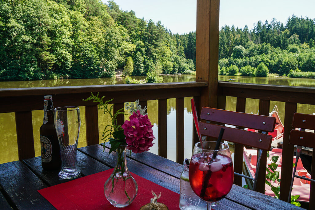 Cocktails und leckere Gerichte auf der Seeterrasse direkt am Finsterroter See