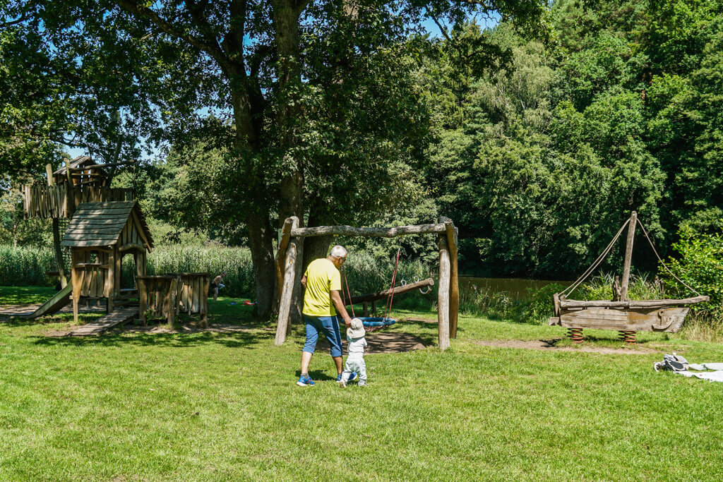 Mit seinem Spielplatz ist der Finsterroter See ein tolles Ausflugsziel mit Kindern