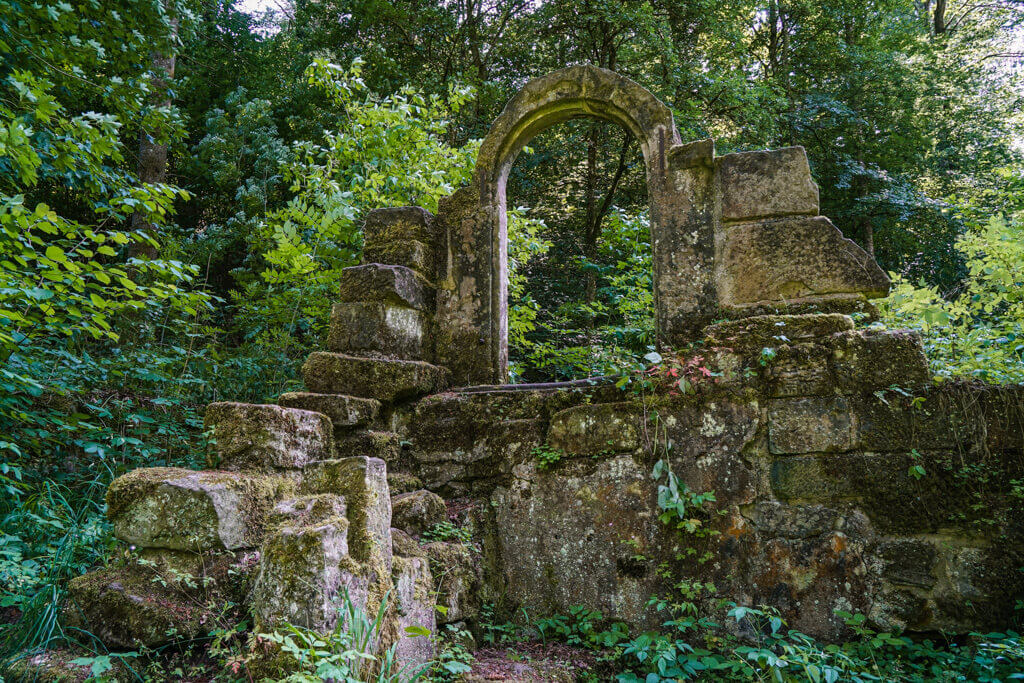 Ruine der Hankertsmuehle am Fuxi Pfad im Mainhardter Wald