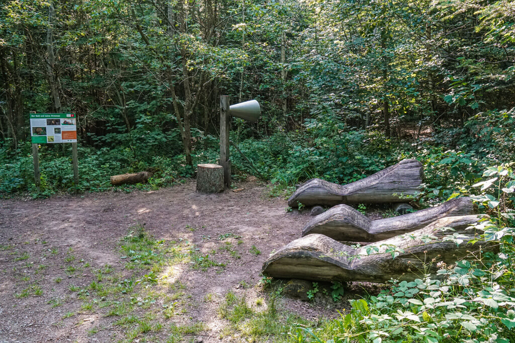 Traeumerliegen auf dem Fuxi Naturerlebnis Pfad