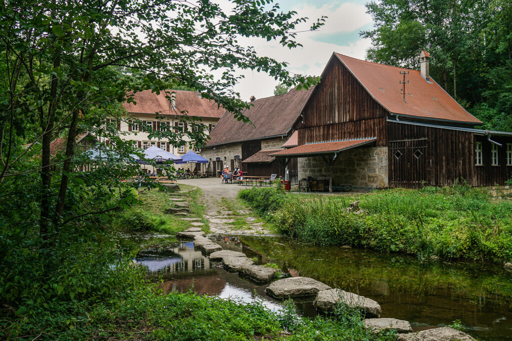 Hammerschmiede Groeningen mit Biergarten und Museum im Gronachtal