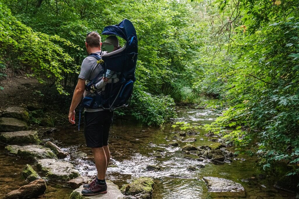 Beim Wandern mit Kindern im Gronachtal ab der Hammerschmiede wird der Bach auf Steinen ueberquert