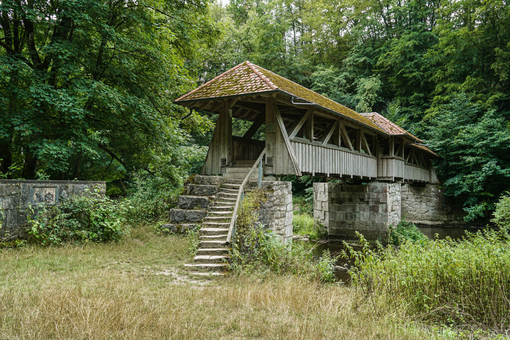 Holzbruecke ueber die Jagst beim Grillplatz der ehemaligen Heinzenmuehle