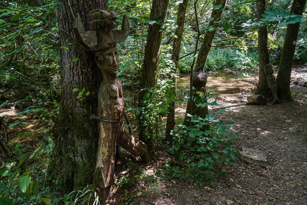 Im Gronachtal treffen wir auf Holzschnitzereien und Kunst im Wald an einem Picknickplatz