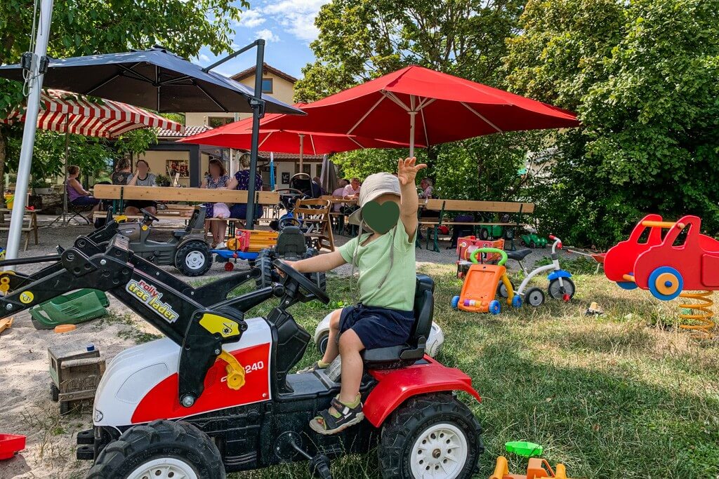 Spielplatz mit Sandkasten und Traktoren in Ruth Lis Hofcafe in Weinsberg