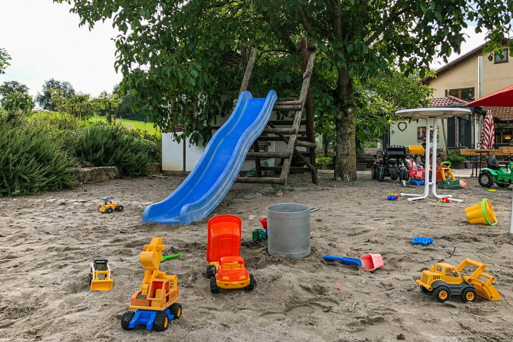 Spielplatz mit Sandkasten in Ruth Lis Hofcafe bei Heilbronn