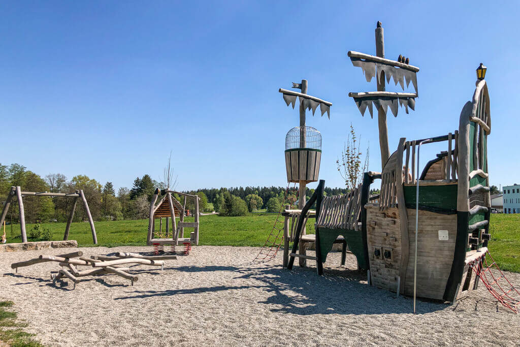 Neuer Spielplatz mit Piratenschiff am Badesee Gschwend