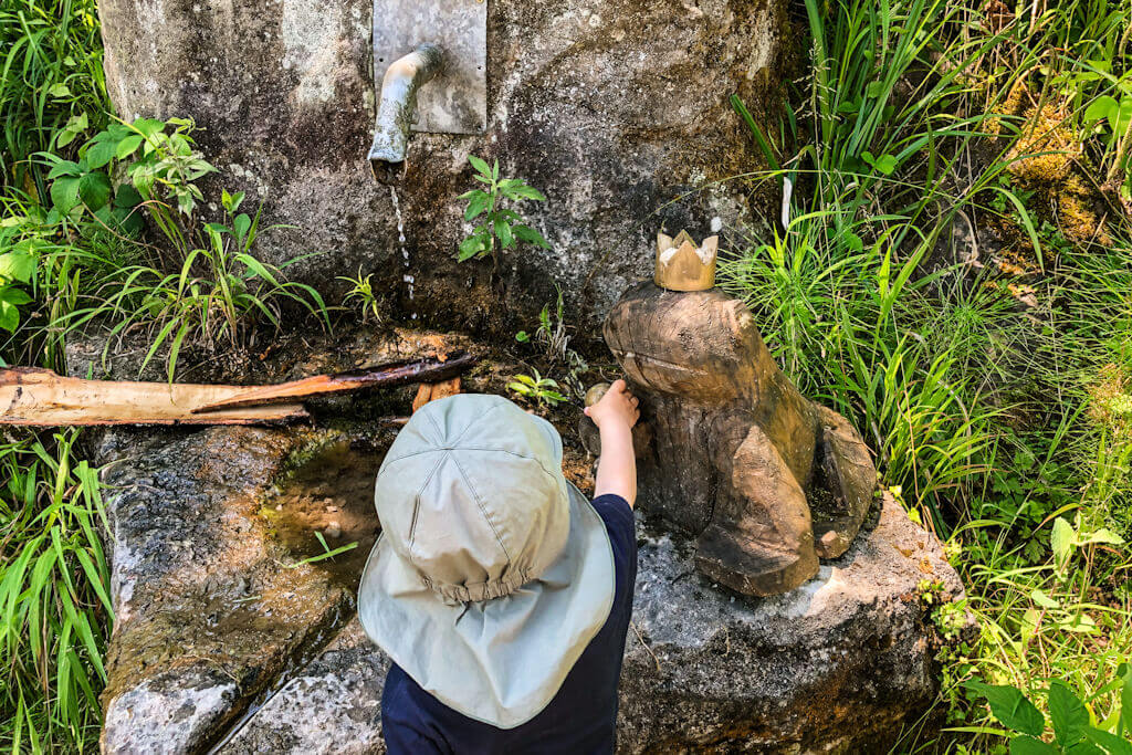 Zauberkoenig Brunnen auf dem Brunnelesweg Murrhardt beim Wandern mit Kindern
