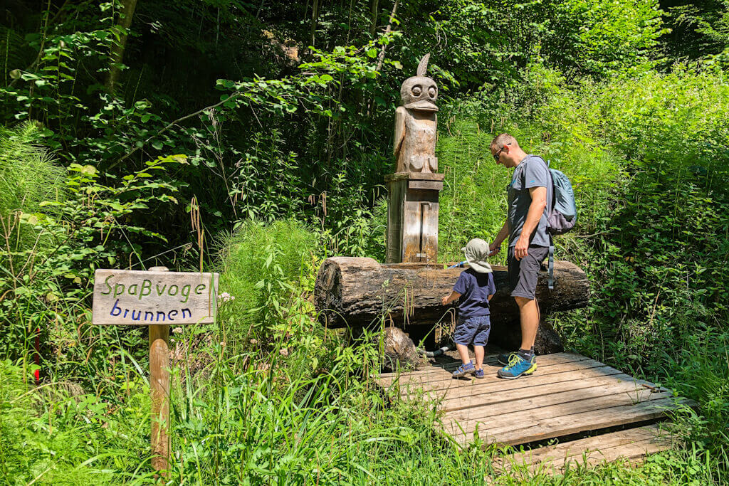Spassvogelbrunnen auf dem Brunnelesweg in Murrhardt im Schwaebischen Wald